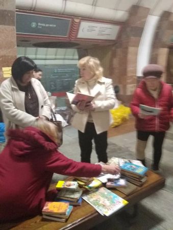 в метро Харькова работает библиотека и проводят мастер-классы